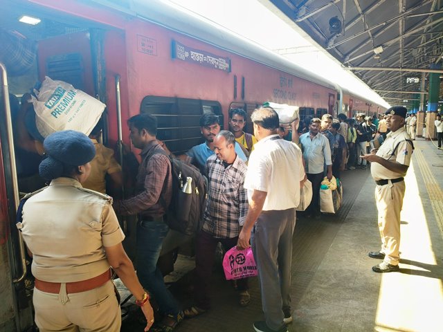 छठ पूजा पर ट्रेन से जाते यात्री और स्टेशन पर सुरक्षा इंतजाम का फोटो छठ पूजा पर ट्रेन से जाते यात्री और स्टेशन पर सुरक्षा इंतजाम का फोटो