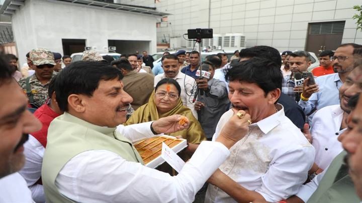 मुख्यमंत्री का एयरपोर्ट पर जनप्रतिनिधियों ने किया आत्मीय स्वागत मुख्यमंत्री का एयरपोर्ट पर जनप्रतिनिधियों ने किया आत्मीय स्वागत