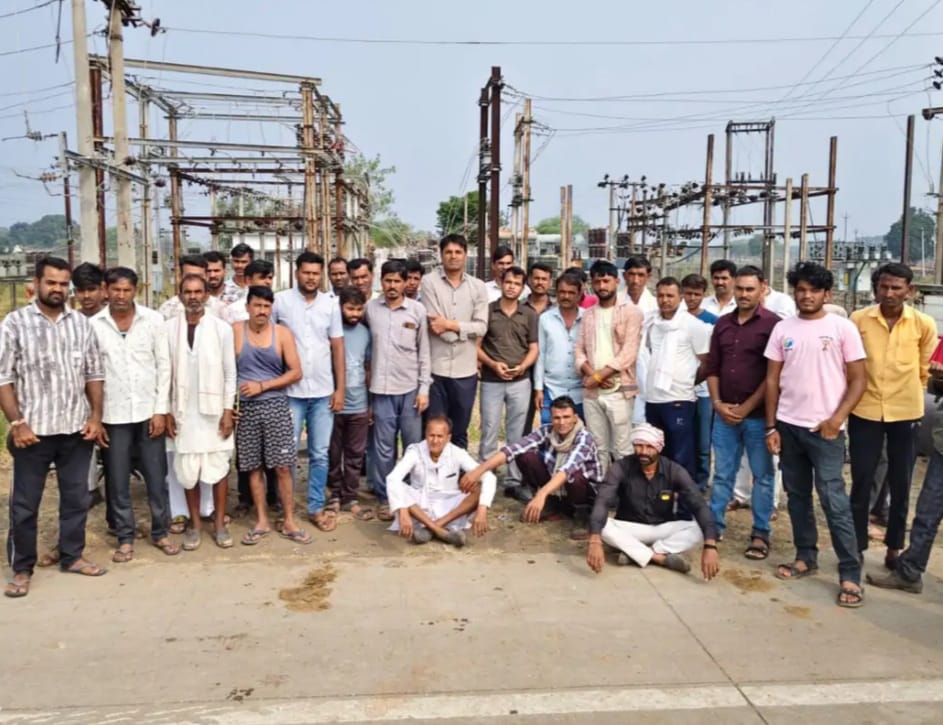 नाराज किसानों ने विद्युत ग्रिड का किया घेराव नाराज किसानों ने विद्युत ग्रिड का किया घेराव