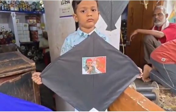 पतंग दुकानदार के यहां अखिलेश यादव की पतंग खरीदता बच्चा पतंग दुकानदार के यहां अखिलेश यादव की पतंग खरीदता बच्चा