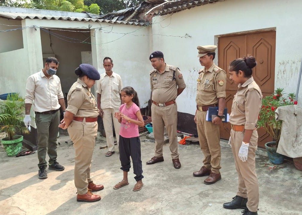 घटना स्थल का निरीक्षण करती अपर पुलिस अधीक्षक ग्रामीण