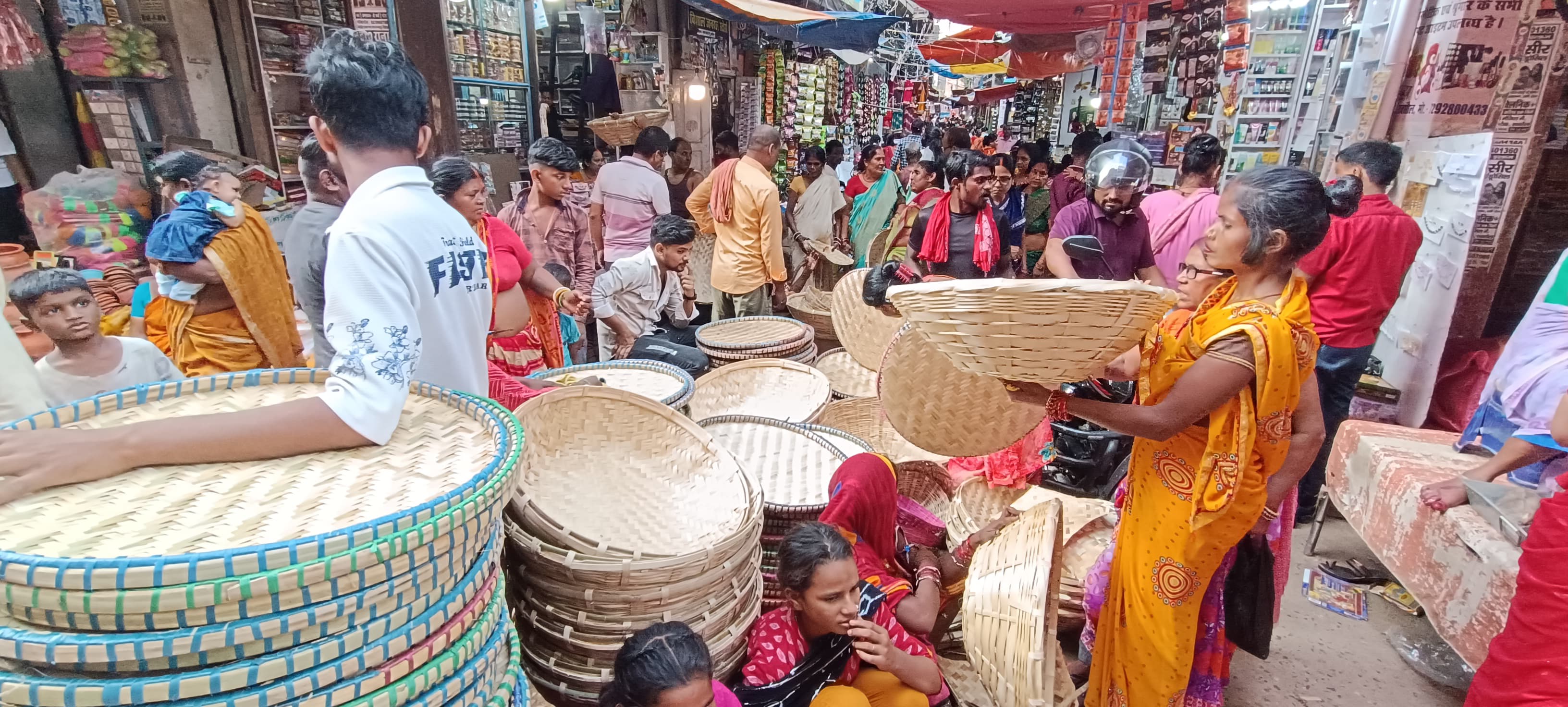 बाजारो में खरीददारी करते लोग बाजारो में खरीददारी करते लोग