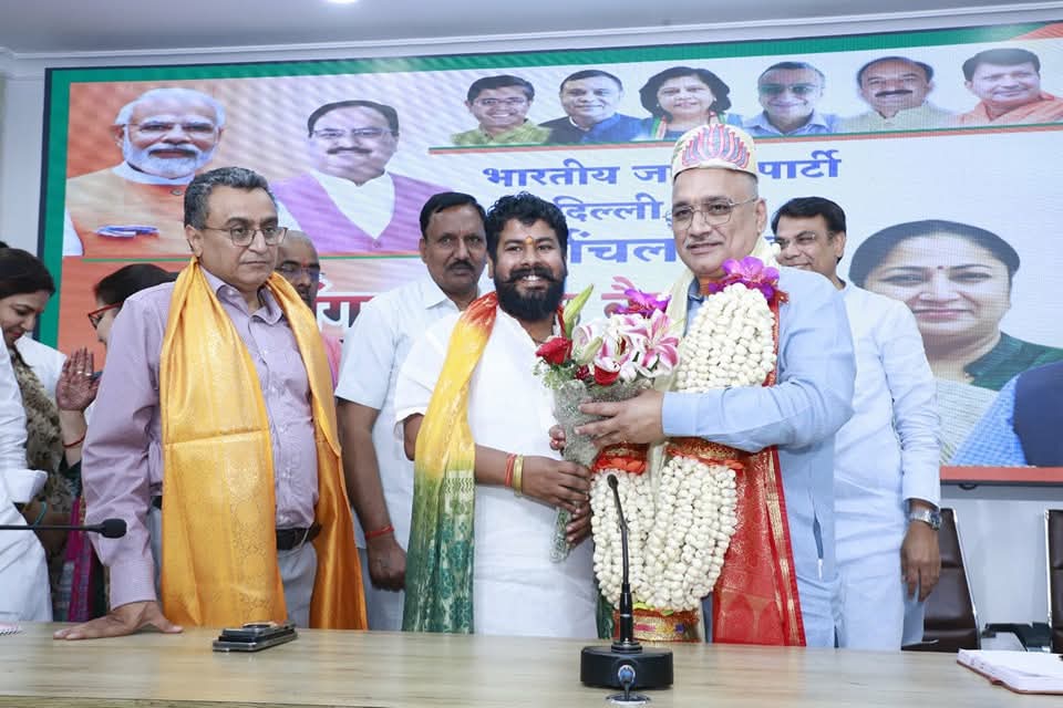 भाजपा प्रदेश अध्यक्ष वीरेंद्र सचदेवा पत्रकार वार्ता में पूर्वांचल मोर्चा के अध्यक्ष संतोष ओझा के साथ।