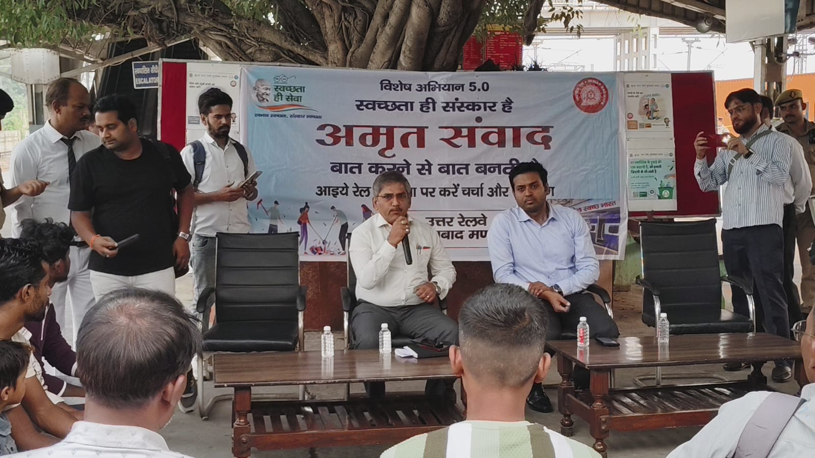 अमृत संवाद के द्वारा रेल यात्रियों से की चर्चा करते मंडल रेल प्रबंधक संग्रह मौर्य । अमृत संवाद के द्वारा रेल यात्रियों से की चर्चा करते मंडल रेल प्रबंधक संग्रह मौर्य ।