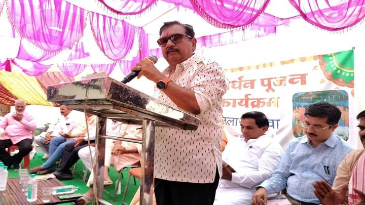 मंत्री डॉ. शाह ने खंडवा की केशव धाम गौशाला में गोवर्धन पूजा की मंत्री डॉ. शाह ने खंडवा की केशव धाम गौशाला में गोवर्धन पूजा की