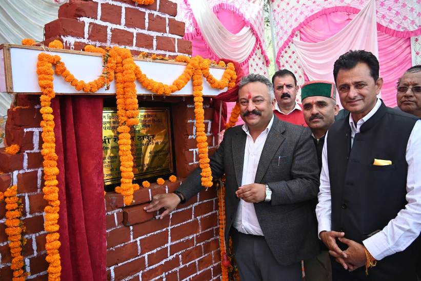 रोहित ठाकुर उदघाटन करते हुए