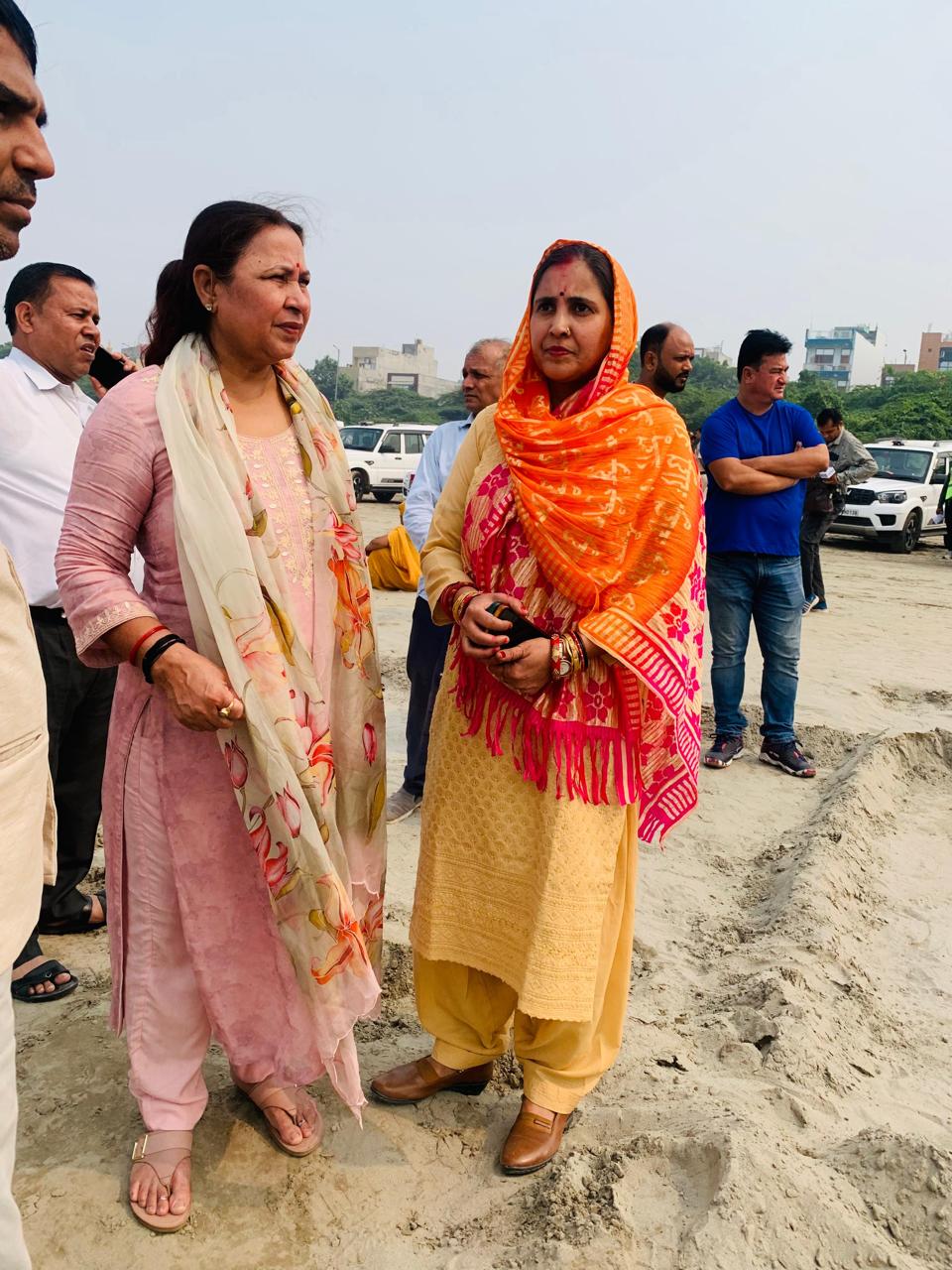 नगर निगम में स्थायी समिति की अध्यक्ष सत्या शर्मा छठ घाट का निरीक्षण करते हुए।