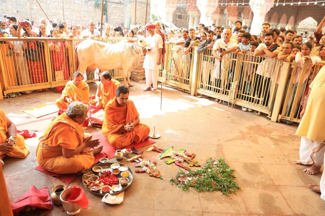 गोविंद देवजी मंदिर में हुआ गोवर्धन पूजन, अन्नकूट प्रसादी लेने उमड़े श्रद्धालु गोविंद देवजी मंदिर में हुआ गोवर्धन पूजन, अन्नकूट प्रसादी लेने उमड़े श्रद्धालु