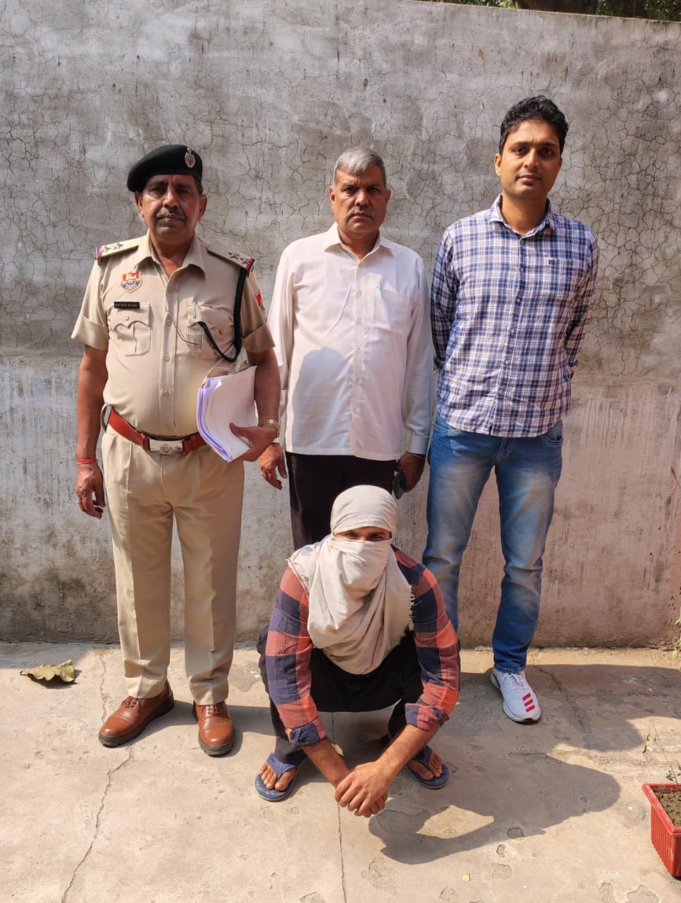 पानीपत पुलिस हिरासत में हत्यारोपी । पानीपत पुलिस हिरासत में हत्यारोपी ।