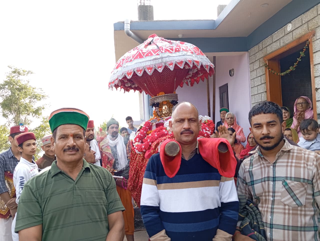 देव माहूंनाग तरौर हार भ्रमण के दाैरान देव माहूंनाग तरौर हार भ्रमण के दाैरान