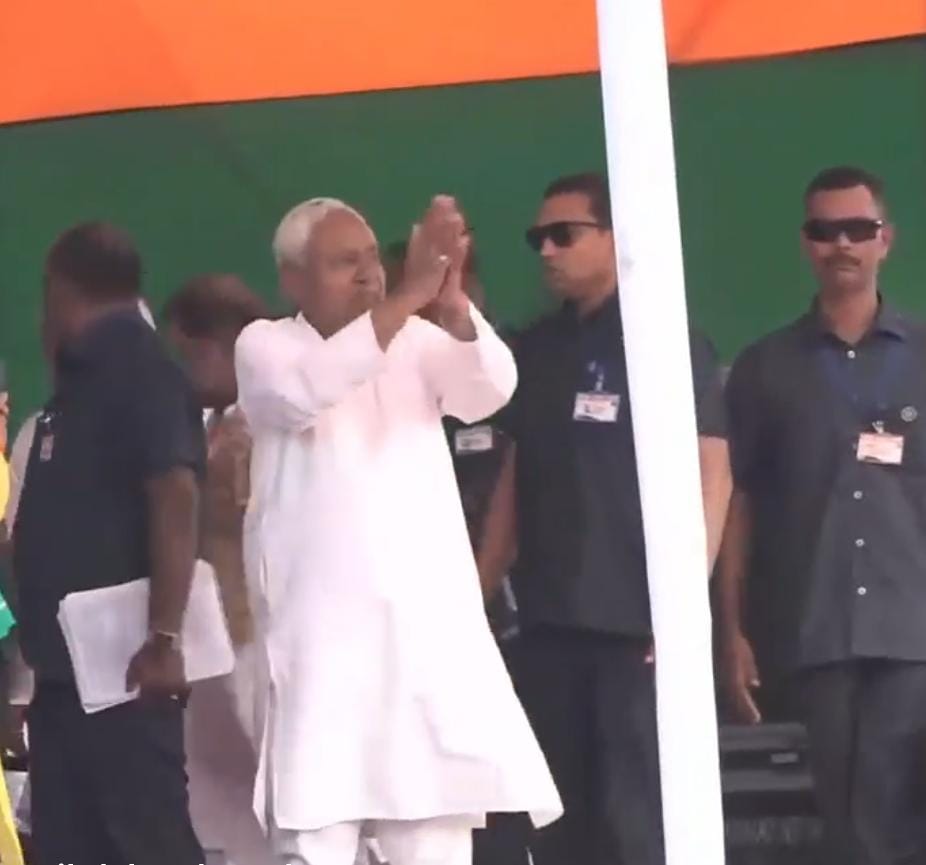 बिहार के सिवान में जनसभा करते हुए नीतीश बिहार के सिवान में जनसभा करते हुए नीतीश
