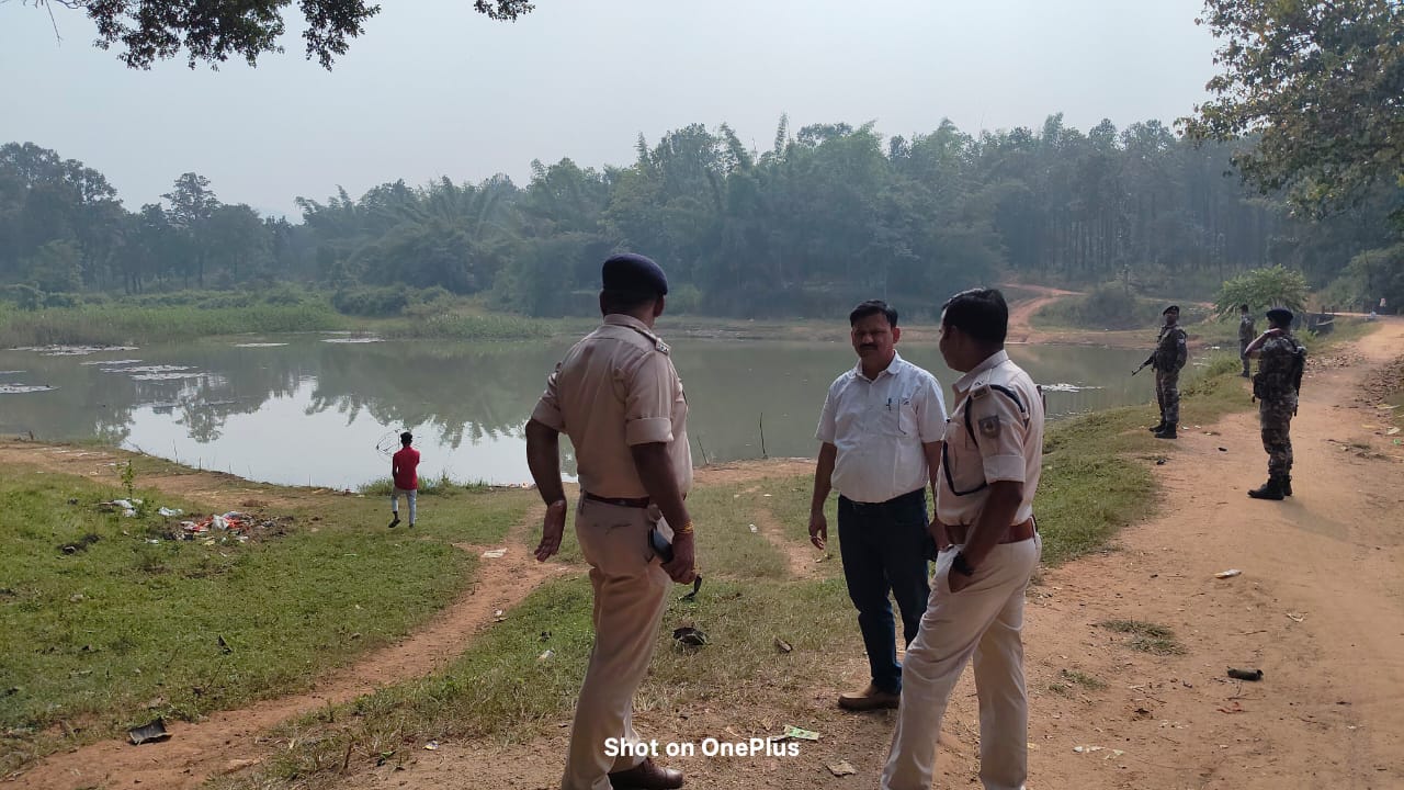 निरीक्षण करते अधिकारी