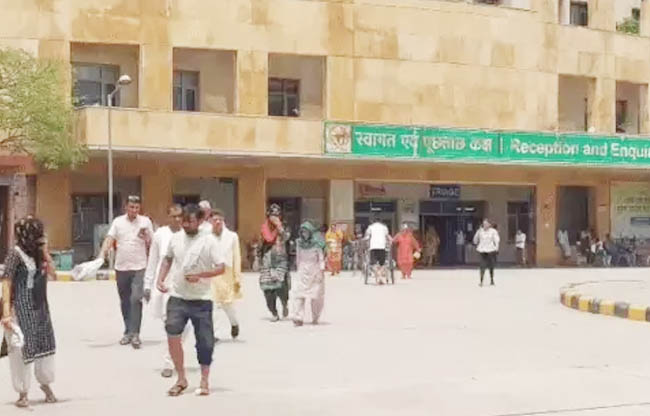 सोनीपत: खानपुर के बीपीएस पीजीआई अस्पताल में घाायलों के परिजन सोनीपत: खानपुर के बीपीएस पीजीआई अस्पताल में घाायलों के परिजन