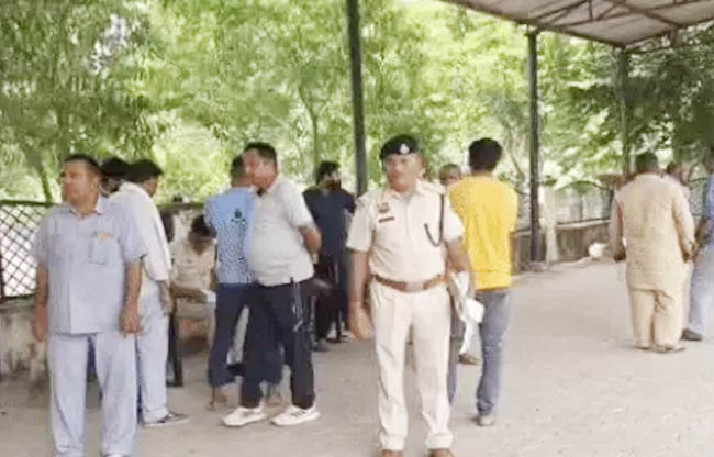 सोनीपत अस्पताल में पोस्टमॉर्टम के दौरान पुलिस अधिकारी व परिजन उपस्थित। सोनीपत अस्पताल में पोस्टमॉर्टम के दौरान पुलिस अधिकारी व परिजन उपस्थित।