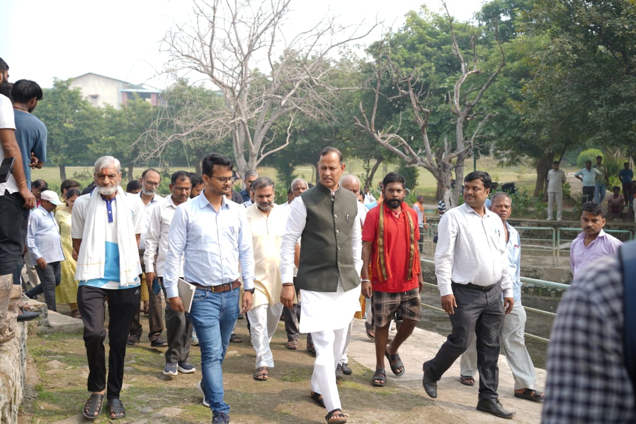 रोहिणी सेक्टर-20 स्थित झील वाला पार्क का बुधवार को  निरीक्षण करते दिल्ली के समाज कल्याण मंत्री रविंद्र इंद्राज सिंह