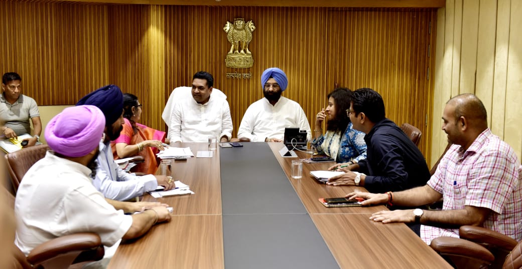 दिल्ली सचिवालय में बुधवार को उच्च स्तरीय बैठक में दिल्ली सरकार के मंत्री कपिल मिश्रा और मनजिंदर सिंह सिरसा