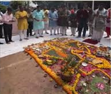 विधायक रामेश्वर शर्मा ने विधिवत पूजन कर सुख-समृद्धि की कामना की विधायक रामेश्वर शर्मा ने विधिवत पूजन कर सुख-समृद्धि की कामना की