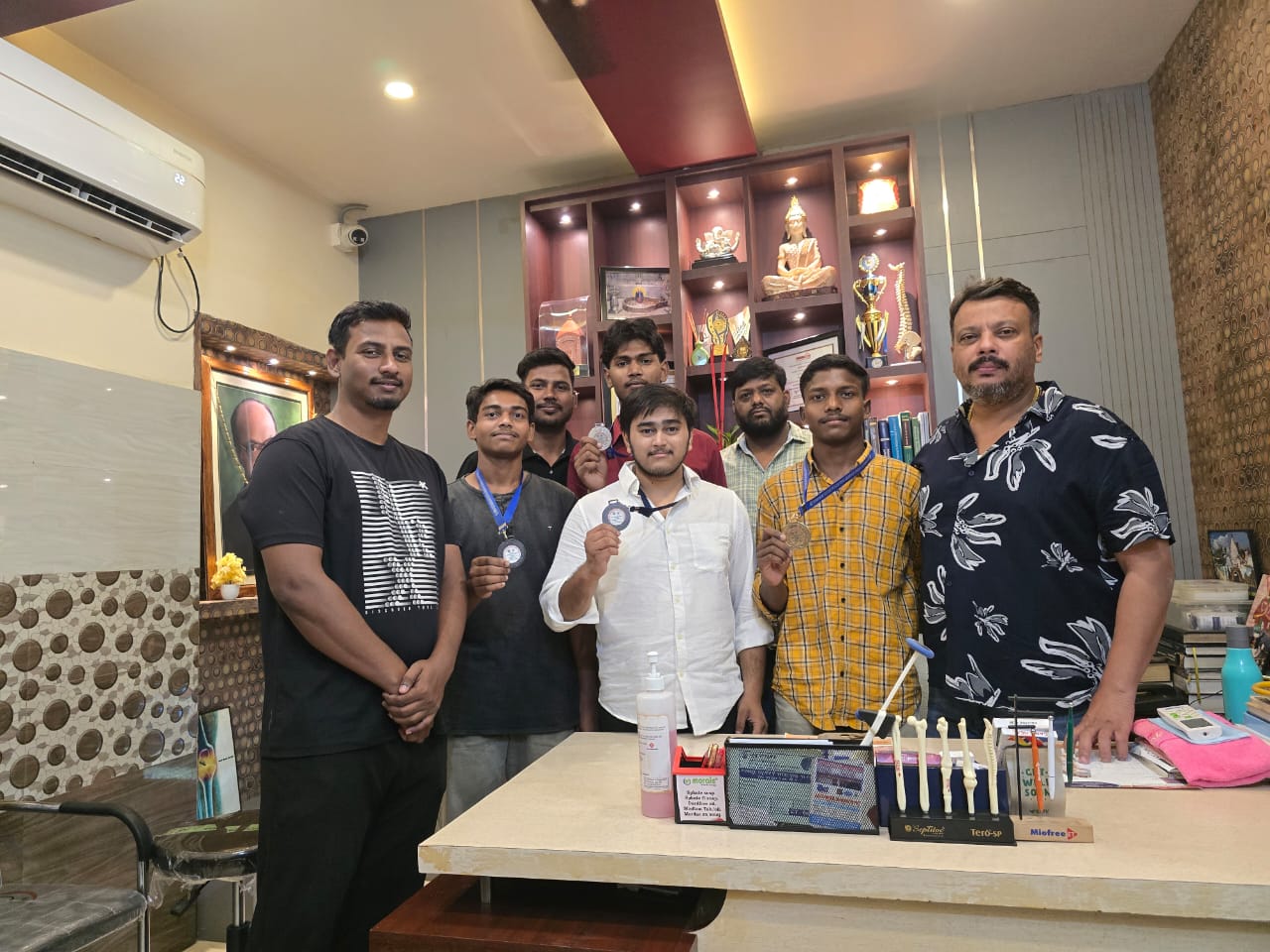 विजेता खिलाड़ियों को सम्मानित करते कुश्ती संघ अध्यक्ष विजेता खिलाड़ियों को सम्मानित करते कुश्ती संघ अध्यक्ष