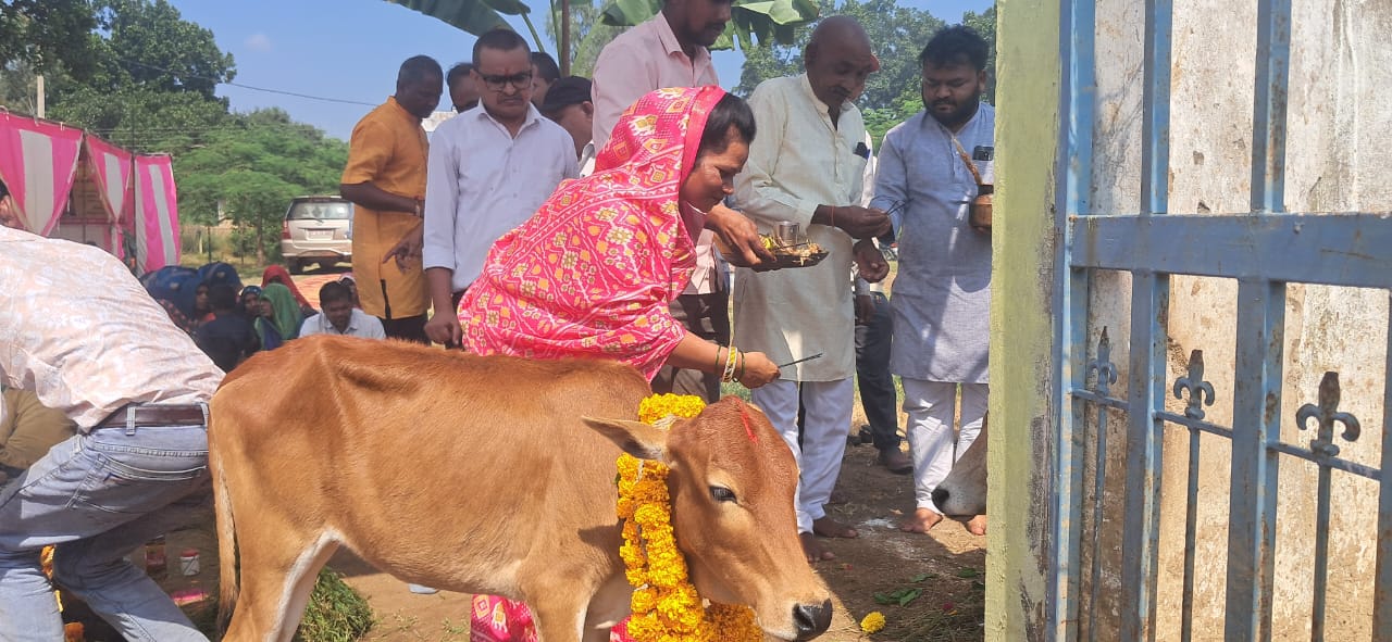 कृष्ण गोपाल गौशाला बकेली में जिला पंचायत अध्यक्ष प्रीति सिंह गाैवंश की पूजा करती हुई कृष्ण गोपाल गौशाला बकेली में जिला पंचायत अध्यक्ष प्रीति सिंह गाैवंश की पूजा करती हुई
