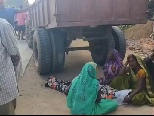 सडक पर शव रखकर प्रर्दशन करते लाेग सडक पर शव रखकर प्रर्दशन करते लाेग