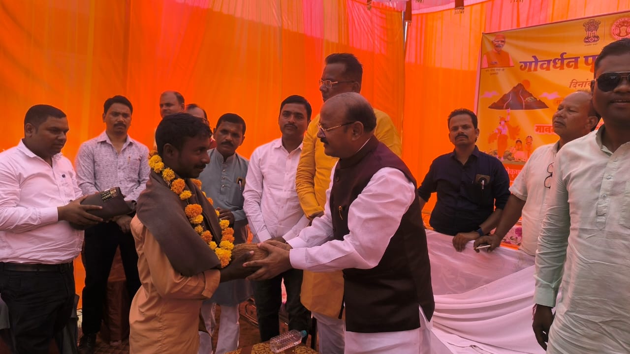 गाैपालक का सम्मान करते कुटीर एवं ग्रामोद्योग मंत्री दिलीप जायसवाल गाैपालक का सम्मान करते कुटीर एवं ग्रामोद्योग मंत्री दिलीप जायसवाल