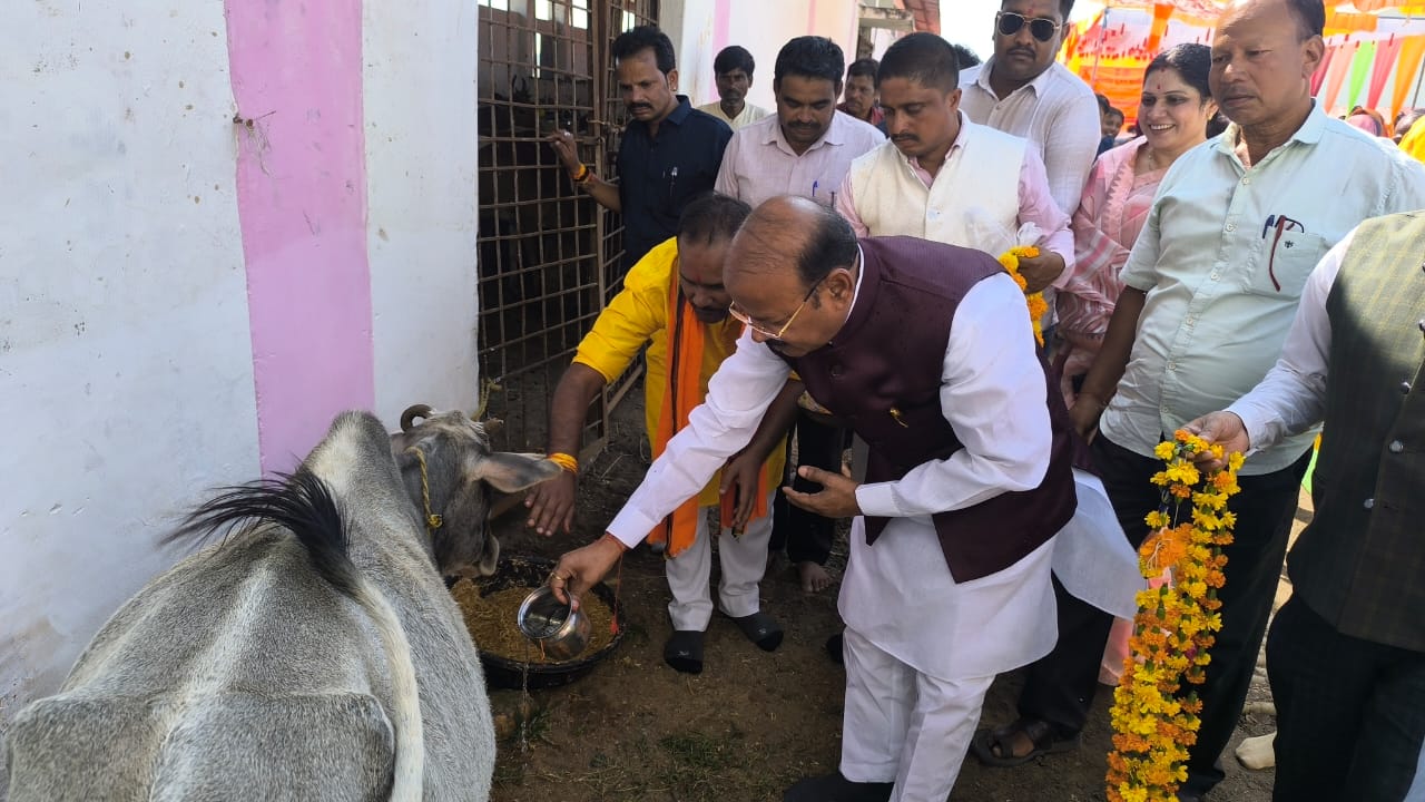 गाैवंश की पूजा करते कुटीर एवं ग्रामोद्योग मंत्री दिलीप जायसवाल गाैवंश की पूजा करते कुटीर एवं ग्रामोद्योग मंत्री दिलीप जायसवाल