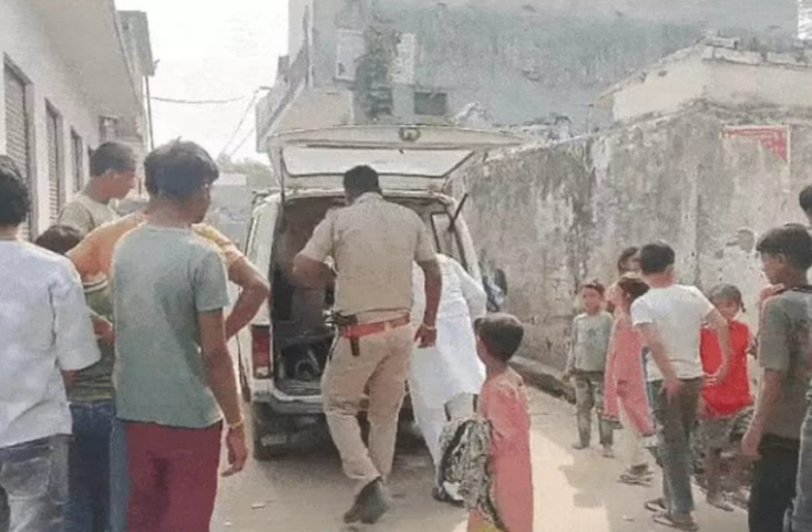 शव को कब्जे में लेती पुलिस शव को कब्जे में लेती पुलिस