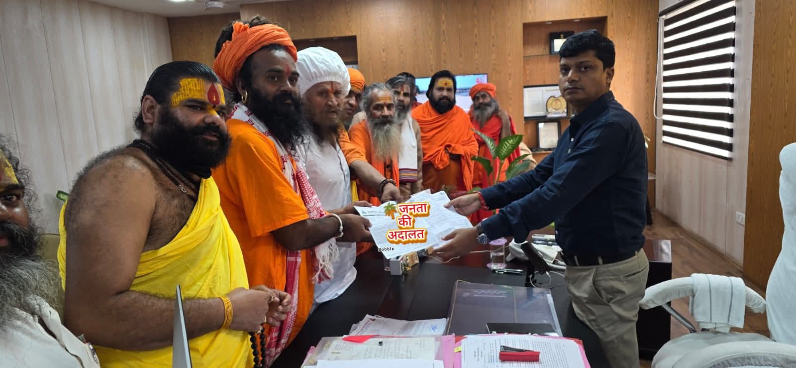 कलेक्टर को ज्ञापन देते साधु संत कलेक्टर को ज्ञापन देते साधु संत