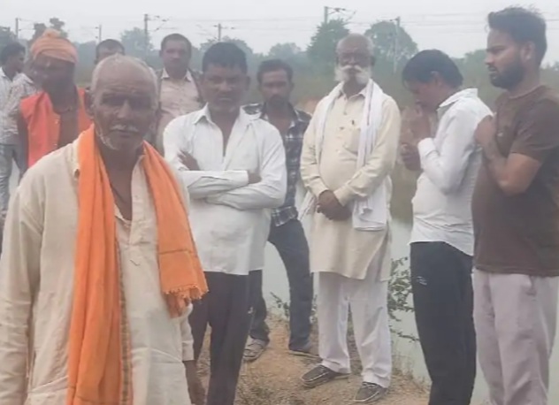 तालाब किनारे परिजन व ग्रामीण तालाब किनारे परिजन व ग्रामीण