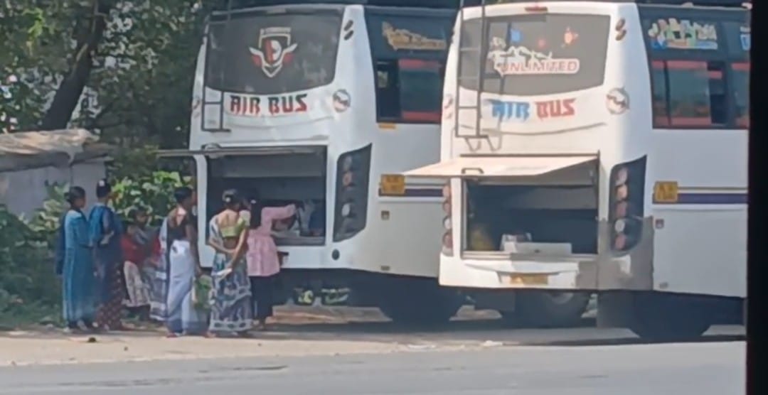 सों में सवार होती महिला व किशोरी मजदूर सों में सवार होती महिला व किशोरी मजदूर