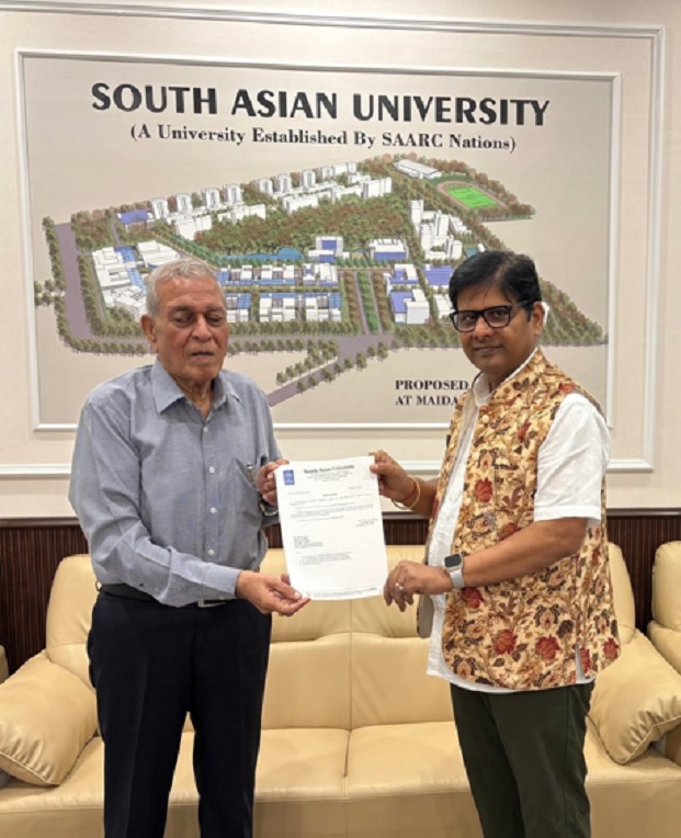 साउथ एशियन यूनिवर्सिटी का मुख्य कैंपस नई दिल्ली में है। आज एक सादे समारोह में महेश वर्मा को नियुक्ति पत्र प्रदान किया गया। फोटो - साउथ एशियन यूनिवर्सिटी की विज्ञप्ति से