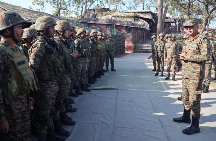 व्हाइट नाइट कोर के जीओसी मिश्रा ने राजौरी और पुंछ जिलों में नियंत्रण रेखा के पास अग्रिम क्षेत्रों का किया दौरा