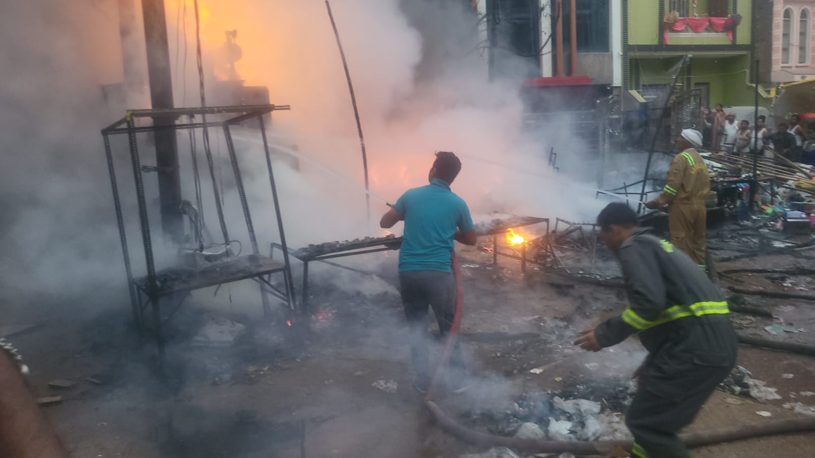 रामलीला मेले में आग से पांच दुकानें जली रामलीला मेले में आग से पांच दुकानें जली