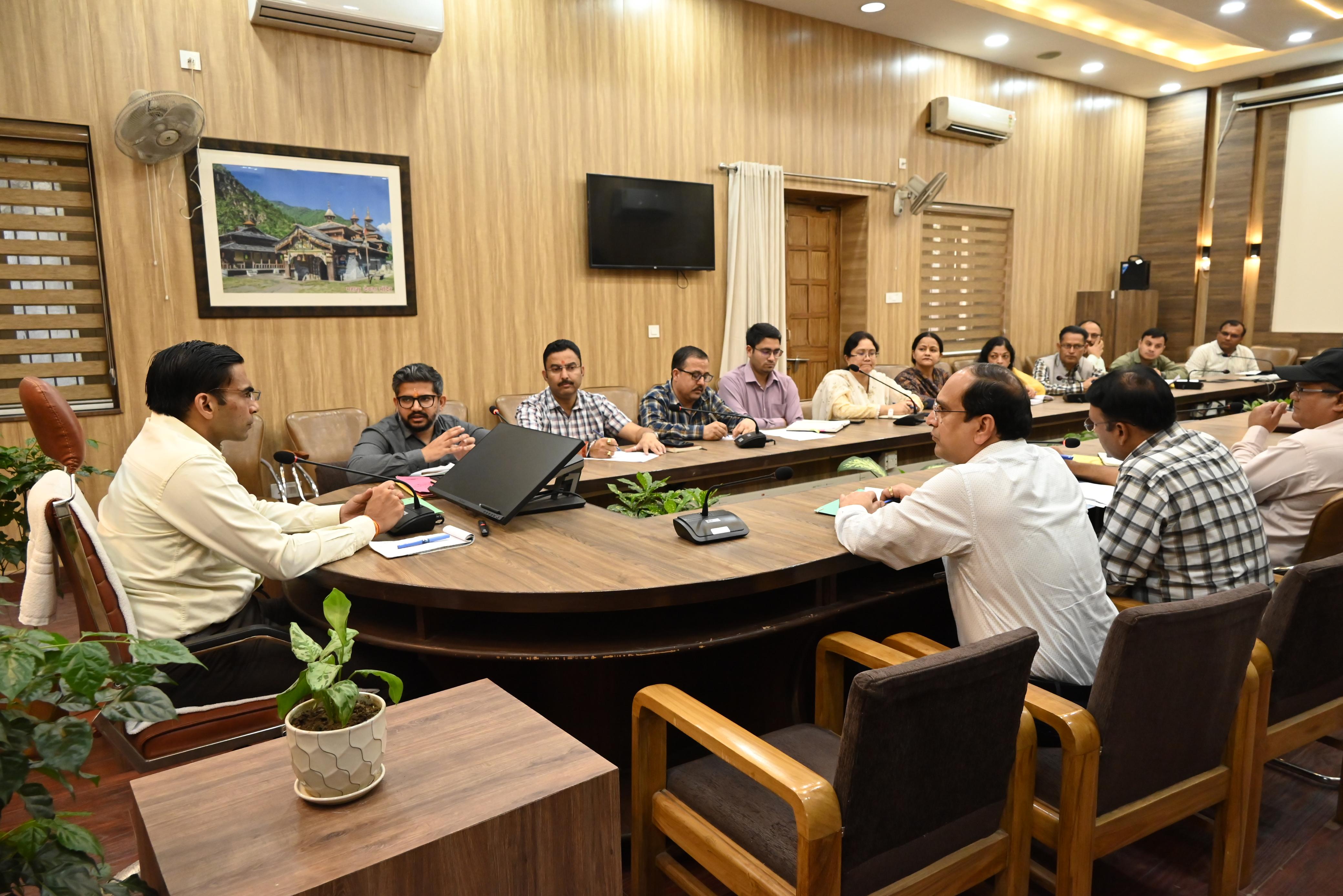 जिलाधिकारी सविन बंसल   जिला स्तरीय अधिकारियों के साथ बैठक करते। जिलाधिकारी सविन बंसल   जिला स्तरीय अधिकारियों के साथ बैठक करते।