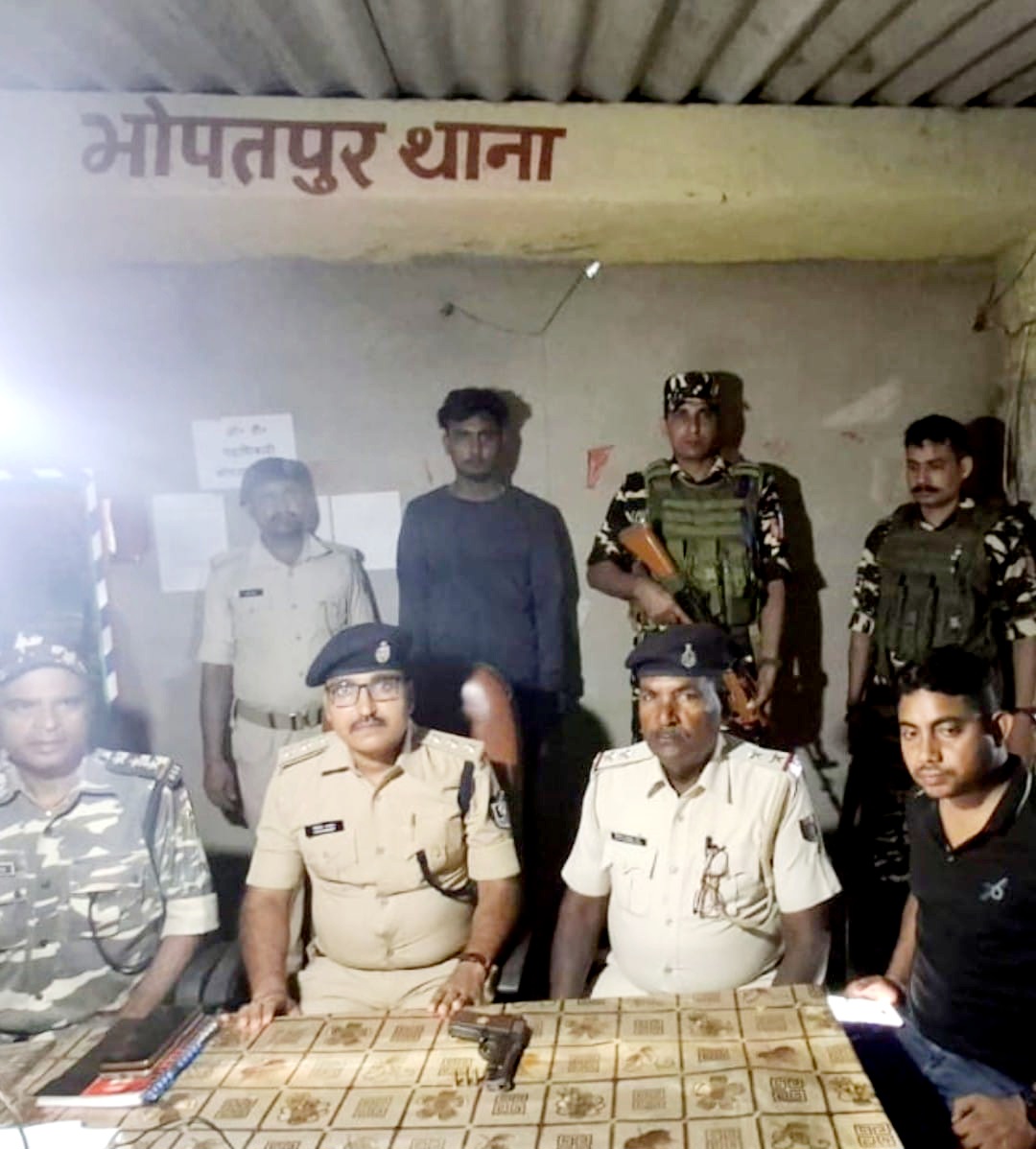 बरामद हथियार व पकड़ा गया युवक पुलिस गिरफ्त में बरामद हथियार व पकड़ा गया युवक पुलिस गिरफ्त में