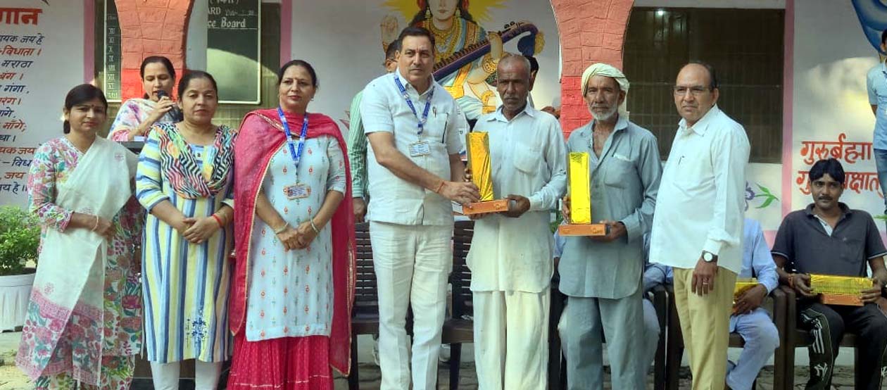 श्रमिकों को सम्मानित करते प्राचार्य राजकुमार श्योराण व स्टाफ सदस्य। श्रमिकों को सम्मानित करते प्राचार्य राजकुमार श्योराण व स्टाफ सदस्य।