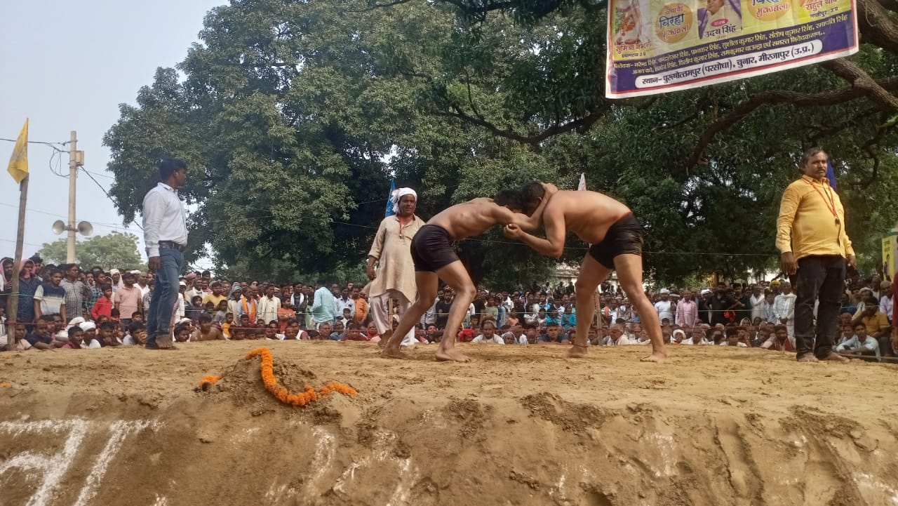 कुस्ती दंगल में दाव आजमाते पहलवान। कुस्ती दंगल में दाव आजमाते पहलवान।