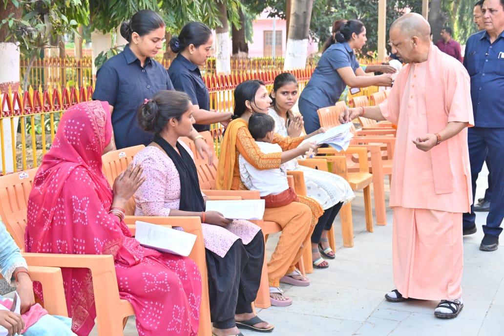 *जनता दर्शन में 300 लोगों की समस्याएं सुनीं सीएम योगी आदित्यनाथ ने* *जनता दर्शन में 300 लोगों की समस्याएं सुनीं सीएम योगी आदित्यनाथ ने*