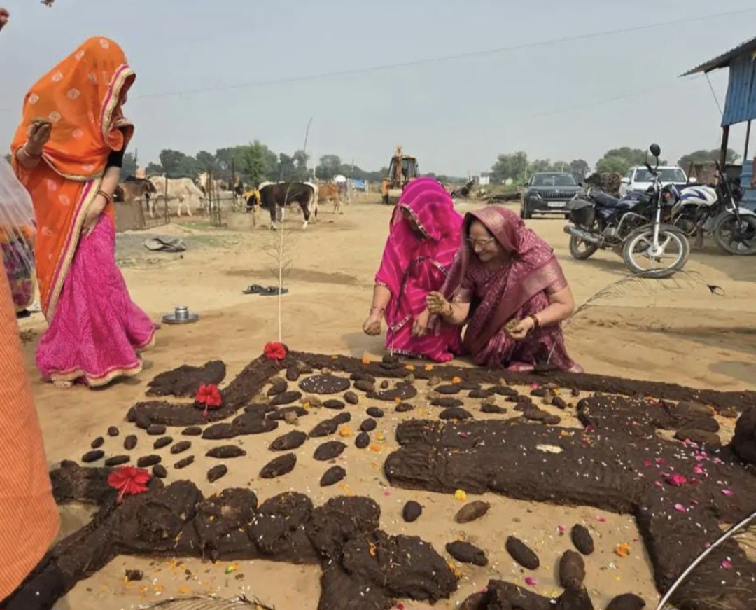 गोशाला में हुई गोवर्धन पूजा गोशाला में हुई गोवर्धन पूजा