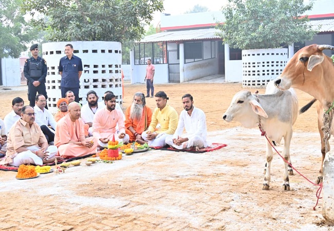 गोवर्धन पूजा में शामिल हुए मुख्यमंत्री योगी गोवर्धन पूजा में शामिल हुए मुख्यमंत्री योगी