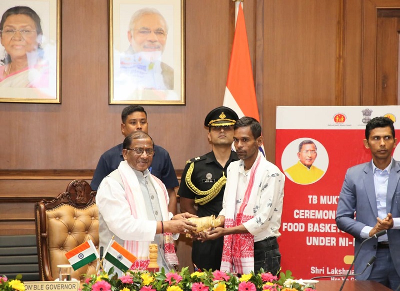 राज्यपाल लक्ष्मण प्रसाद आचार्य निक्षय मित्र पहल के तहत 100 क्षय रोगियों को गोद लेने के अवसर पर। राज्यपाल लक्ष्मण प्रसाद आचार्य निक्षय मित्र पहल के तहत 100 क्षय रोगियों को गोद लेने के अवसर पर।