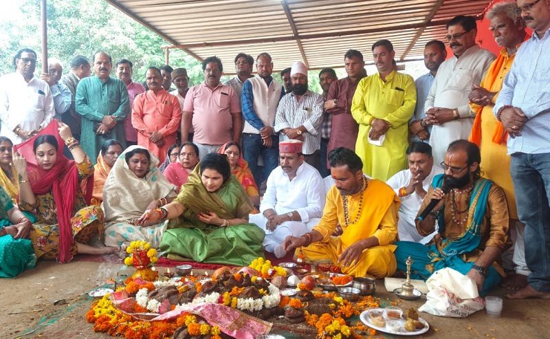 कृष्णा गौर ने श्री महामृत्युंजय गौशाला में की गोवर्धन पूजा कृष्णा गौर ने श्री महामृत्युंजय गौशाला में की गोवर्धन पूजा