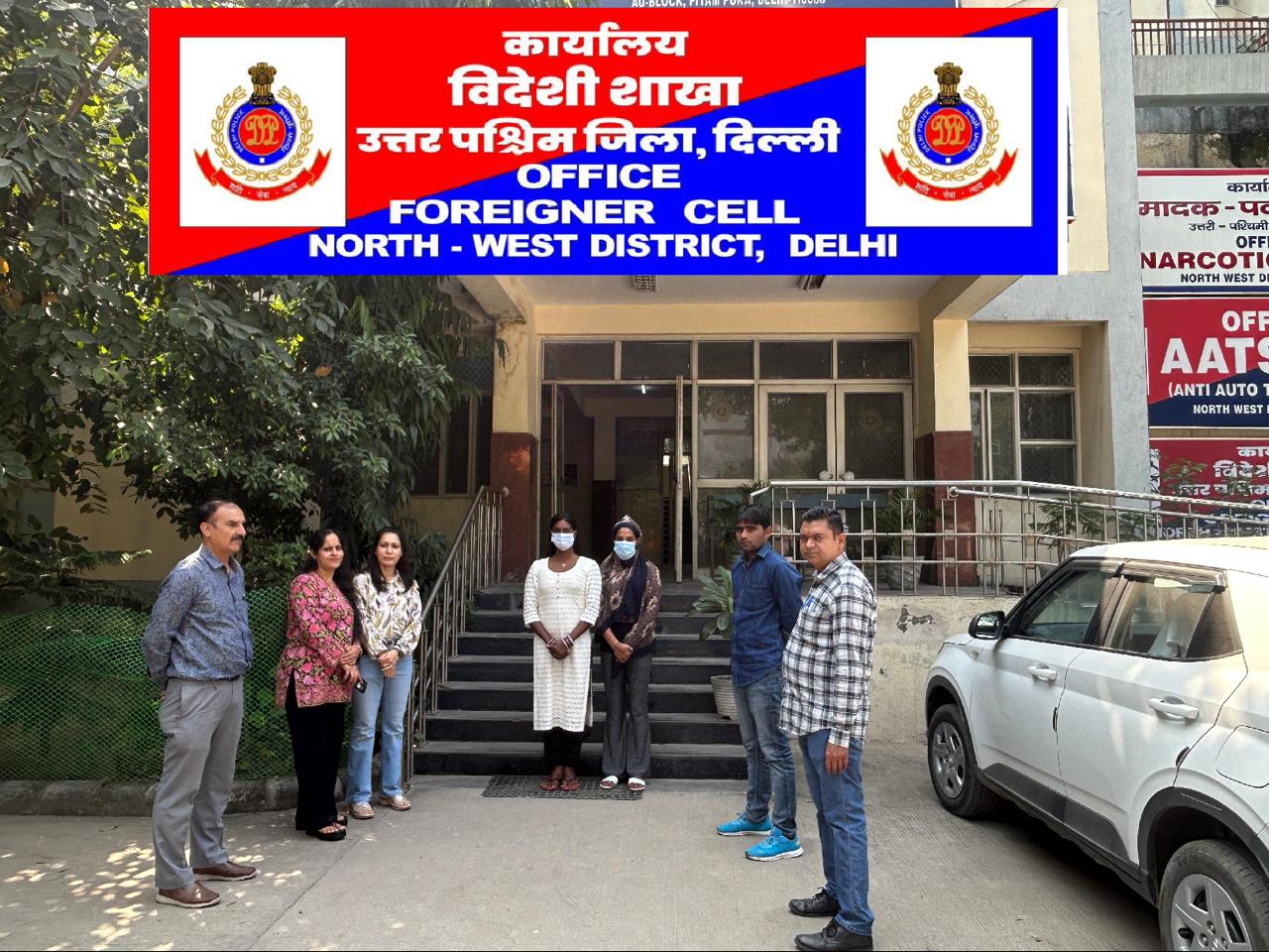 गिरफ्तार दो बांग्लादेशी ट्रांसजेंडर की फोटो