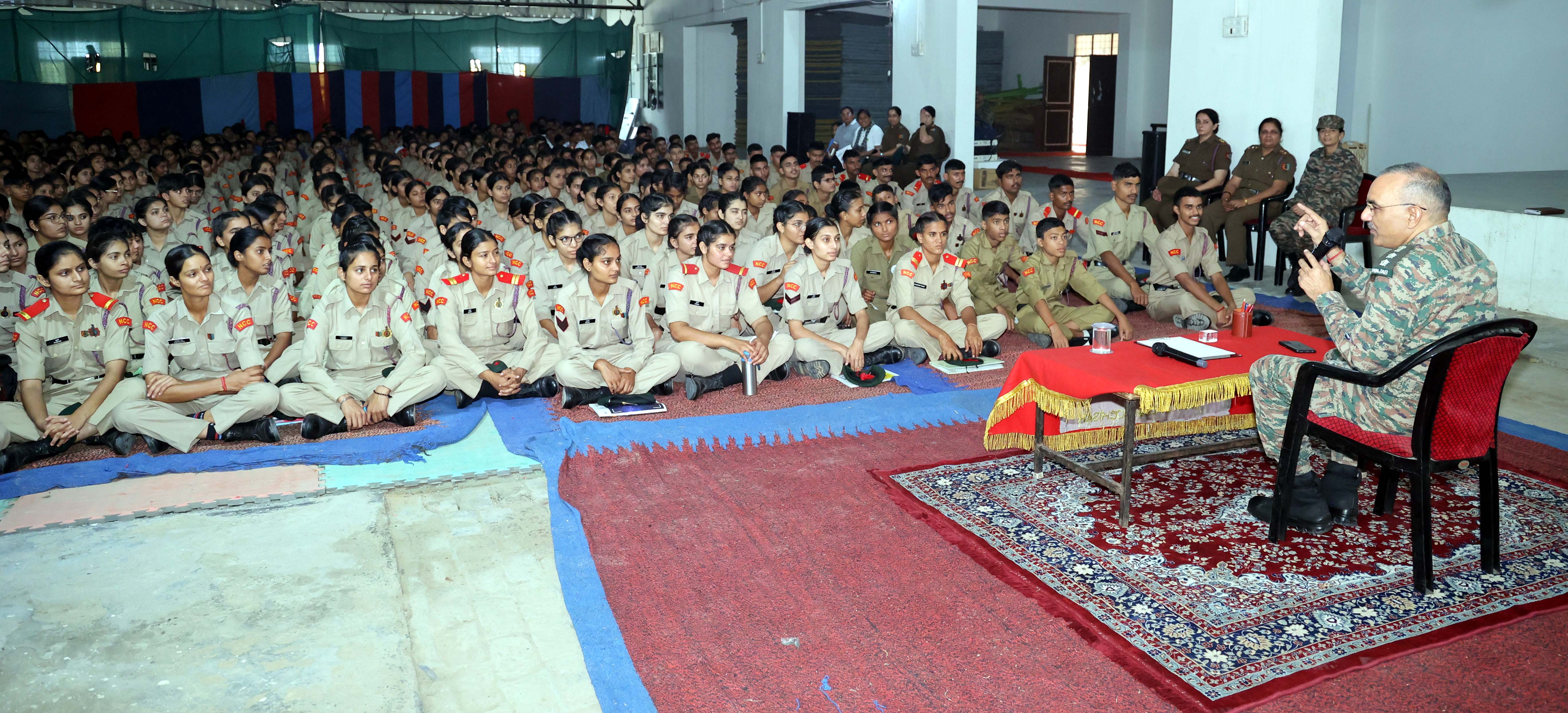 संबोधित करते कर्नल ज्ञान प्रकाश पांडेय।