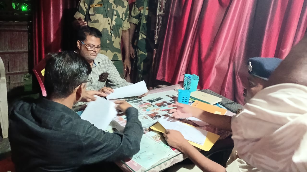 कानूनी प्रक्रिया करते हुए पुलिस कानूनी प्रक्रिया करते हुए पुलिस