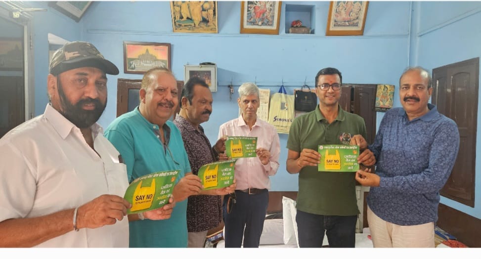 स्टीकर लगाते चेंबर के प्रतिनिधि मंडल स्टीकर लगाते चेंबर के प्रतिनिधि मंडल