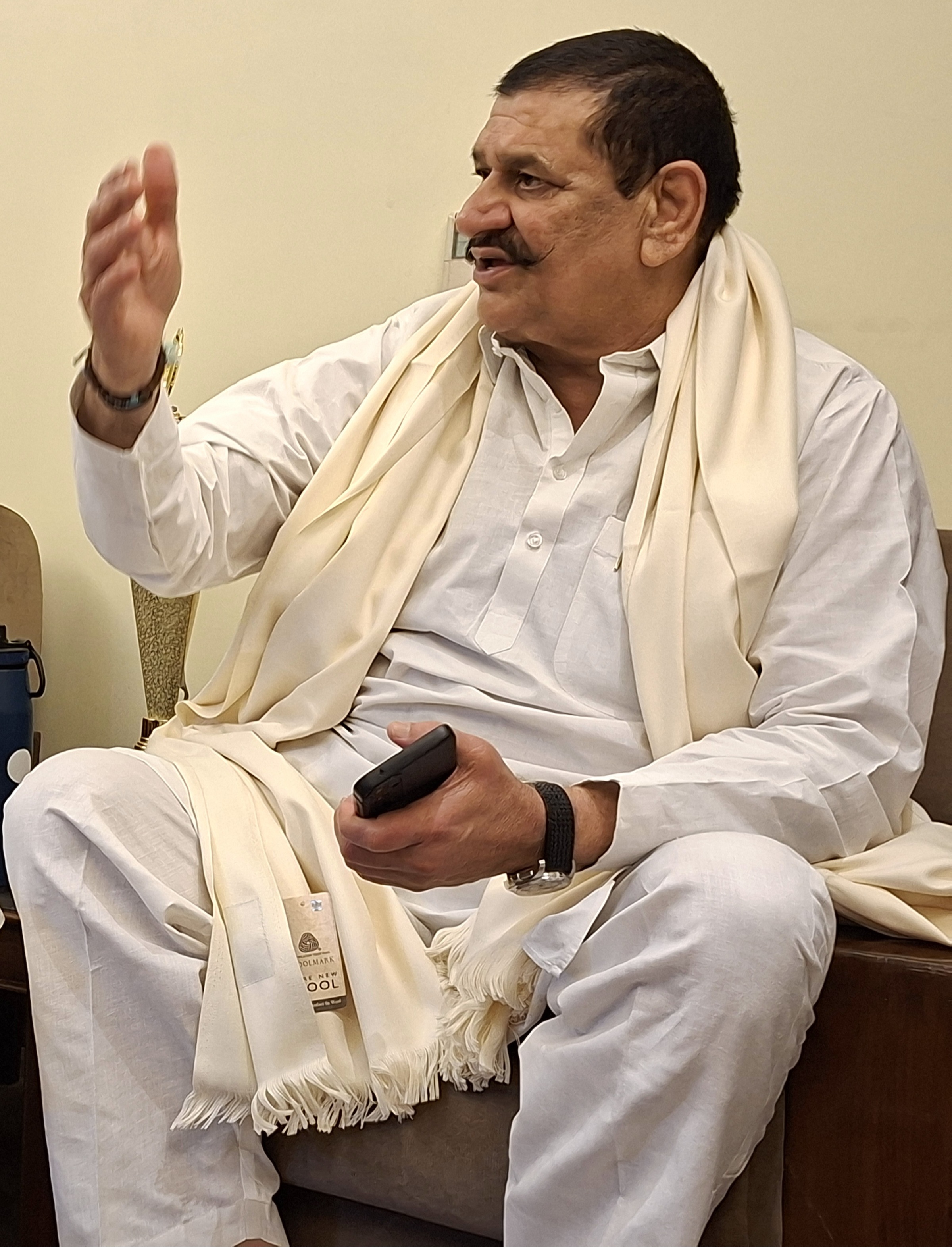 पत्रकारों से बातचीत करते हुए पूर्व विधायक राजेंद्र जून। पत्रकारों से बातचीत करते हुए पूर्व विधायक राजेंद्र जून।