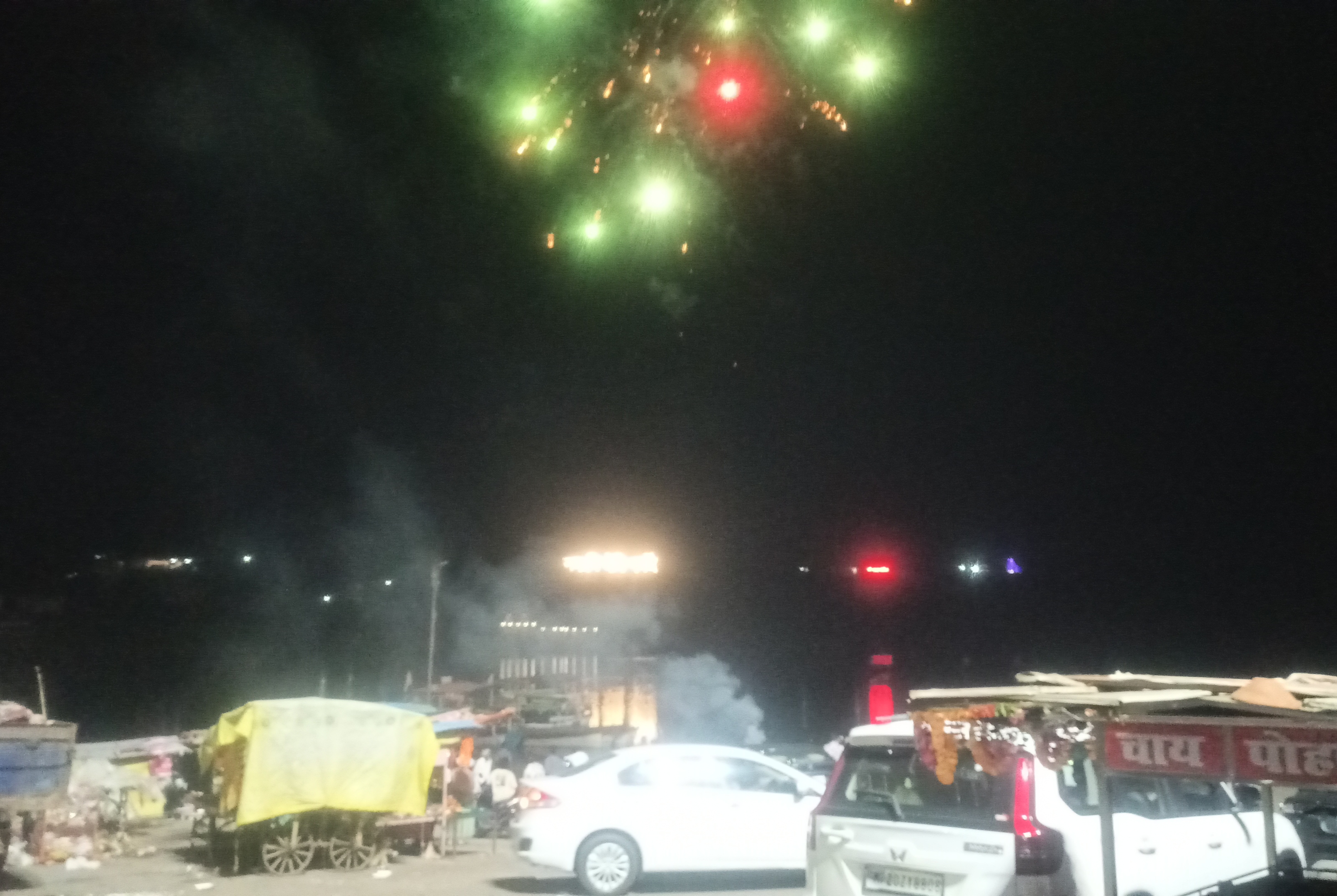 प्रतिबंध के बावजूद मां नर्मदा के तट पर खुलेआम हुई आतिशबाजी, जिम्मेदार रहे नदारत प्रतिबंध के बावजूद मां नर्मदा के तट पर खुलेआम हुई आतिशबाजी, जिम्मेदार रहे नदारत