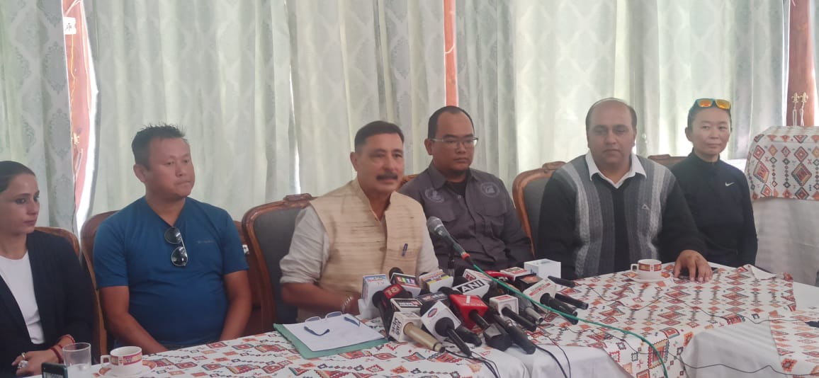 अरुण रावत प्रेस वार्ता को संबोधित करते हुए अरुण रावत प्रेस वार्ता को संबोधित करते हुए