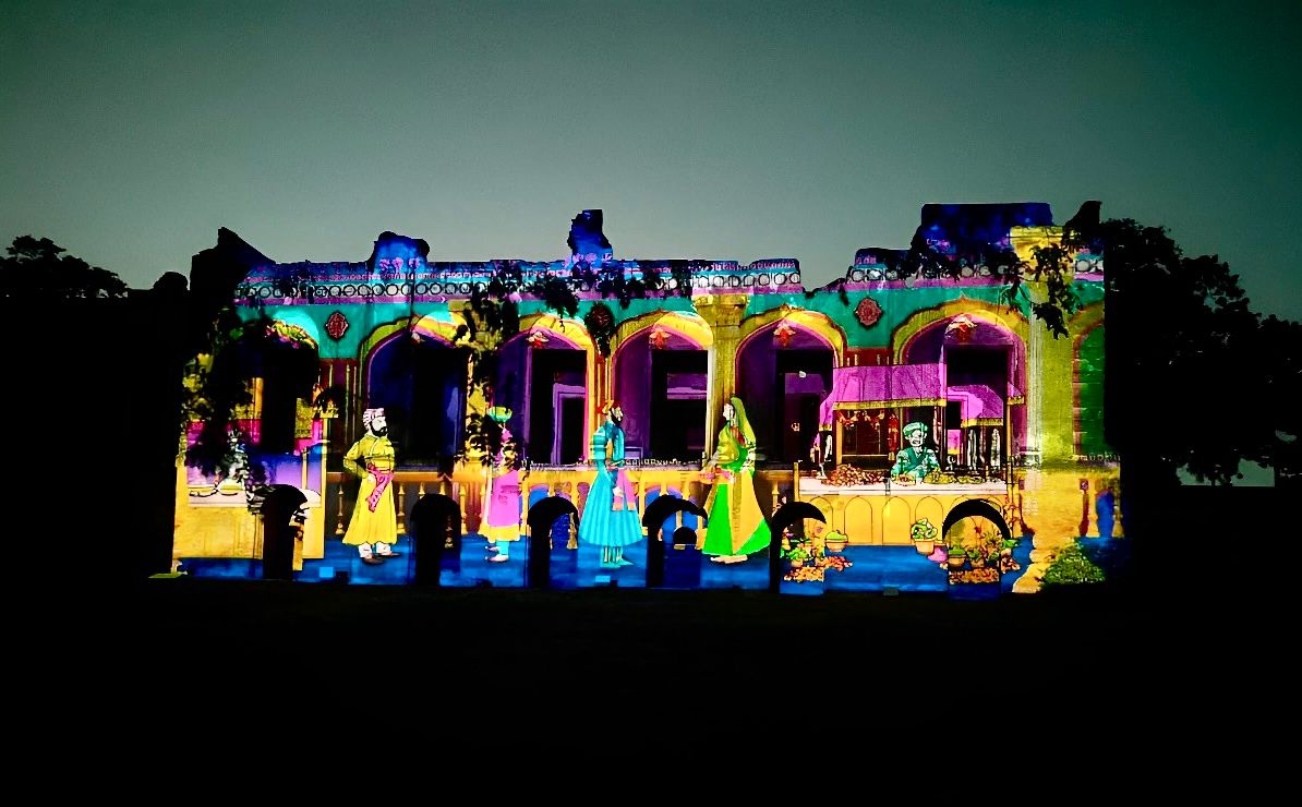 लखनऊ रेजीडेंसी परिसर में लगी भव्य लाइट एंड साउंड शो लखनऊ रेजीडेंसी परिसर में लगी भव्य लाइट एंड साउंड शो